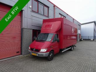 bruktbiler vrachtwagen Mercedes  905.6 maxi xxxxl bakwagen met laadklep top staat 144938 km !! 2005/10