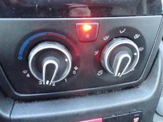 Peugeot Boxer 330 2.2 BlueHDi 120 L2H1 Premium airco picture 9