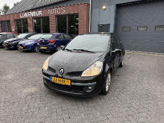 Vaurioauto  passenger cars Renault Clio 1.2 TCE Collection  AIRCO Hatchback 3-dr. 2009/3