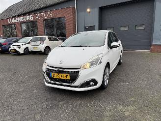 uszkodzony samochody osobowe Peugeot 208 1.2 PureTech Signature NAVIGATIE 2019/6