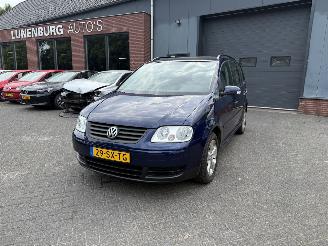 damaged passenger cars Volkswagen Touran 1.6-16V FSI Business (MPV 5-dr.) 2006/6