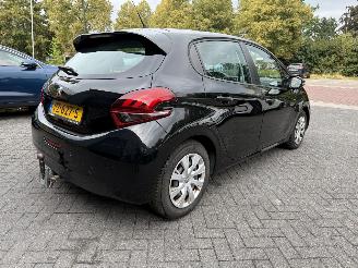 skadebil auto Peugeot 208 1.6 BlueHDi Active (Hatchback 5-dr.) 2017/10