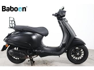 krockskadad bil bromfiets Vespa  Sprint 25KM 2020/9