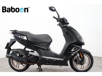 krockskadad bil bromfiets Peugeot  Speedfight 4 45KM 2018/3