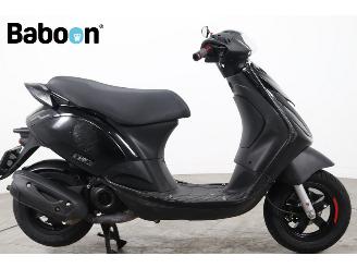 krockskadad bil bromfiets Piaggio  Zip 45KM 2025/1