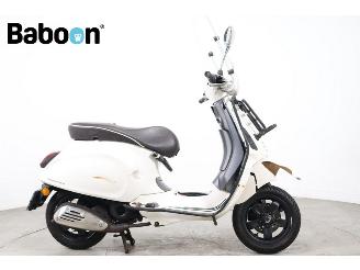 skadebil bromfiets Vespa  Primavera 45KM 2017/11