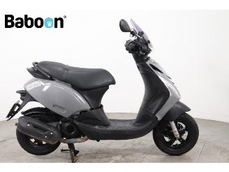 krockskadad bil bromfiets Piaggio  Zip 45KM 2023/7