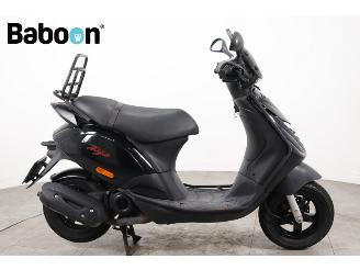 krockskadad bil bromfiets Piaggio  Zip 45KM 2022/9