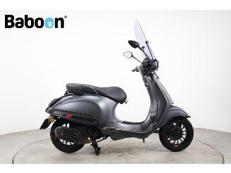 krockskadad bil bromfiets Vespa  Sprint 45KM 2018/3