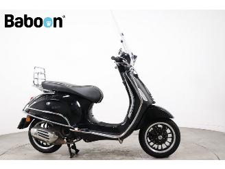 krockskadad bil bromfiets Vespa  Sprint 25KM 2021/5