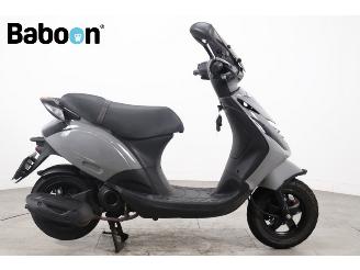 skadebil auto Piaggio One Zip 45KM 2020/11