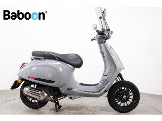 krockskadad bil bromfiets Vespa  Sprint 25KM 2018/7