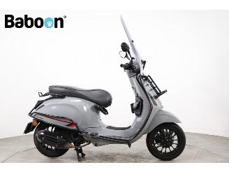 skadebil bromfiets Vespa Sprint 45KM  2020/9