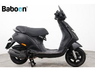 krockskadad bil bromfiets Piaggio  Zip 45KM 2020/7