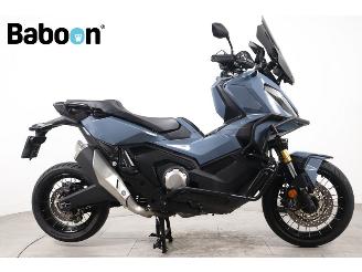 skadebil motor Honda  X-ADV 2021/4