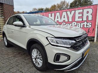 Schadeauto Volkswagen T-Roc 1.5 tsi life business 2024/1