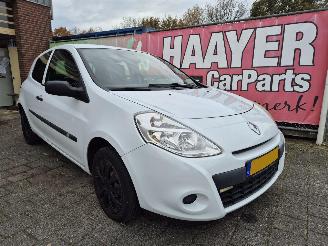 Vaurioauto  passenger cars Renault Clio 1.2 acces AIRCO 2012/7