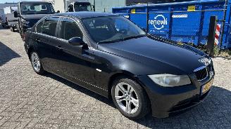 krockskadad bil auto BMW 3-serie 318I 2007/1
