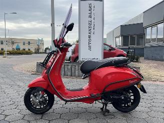 krockskadad bil bromfiets Vespa  Sprint 2015/6