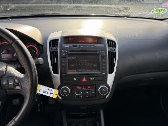 Kia Cee d Sporty Wagon 1.4 CVVT Navigator Plus Pack picture 19