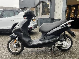 krockskadad bil bromfiets Piaggio  Fly 2016/9