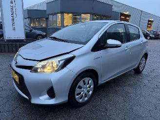 uszkodzony samochody osobowe Toyota Yaris 1.5 Full Hybrid Aspiration 2012/10