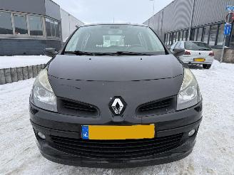 Renault Clio 1.6-16V INITIALE PARIS  PANO picture 2