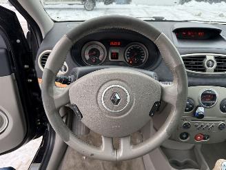 Renault Clio 1.6-16V INITIALE PARIS  PANO picture 19