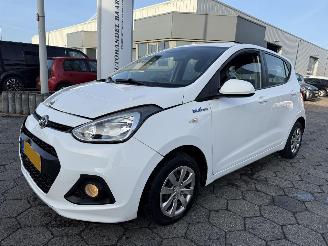 Voiture accidenté Hyundai I-10 1.0i i-Motion Comfort 2015/8