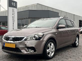 Unfallwagen Kia Cee d 1.4 CVVT X-ecutive 2010/3