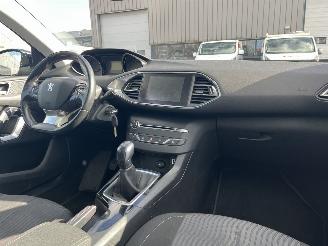 Peugeot 308 SW 1.2 PureTech Blue Lease Executive picture 11