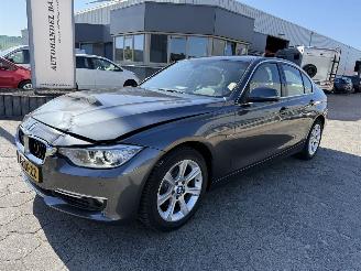 uszkodzony samochody osobowe BMW 3-serie 320i High Executive 2015/3