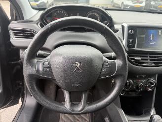 Peugeot 208 1.0 VTi picture 17