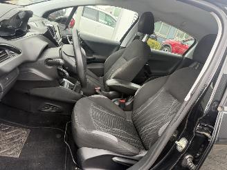 Peugeot 208 1.0 VTi picture 10