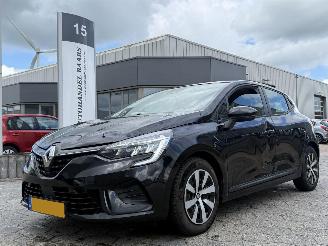 Vaurioauto  passenger cars Renault Clio 1.6 E-Tech Hybrid 145 Equilibre 2022/10