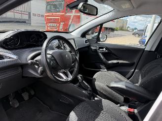 Peugeot 208 1.2 PureTech Allure picture 12