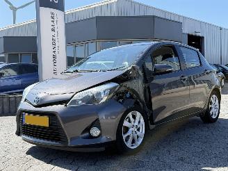 Vaurioauto  passenger cars Toyota Yaris 1.5 Full Hybrid Dynamic 2013/6