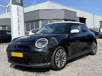 škoda osobní automobily Mini Cooper Cooper E Classic L 40.7 kWh PANO AUTOMAAT 2024/9