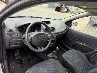 Renault Clio 1.2-16V Authentique picture 19