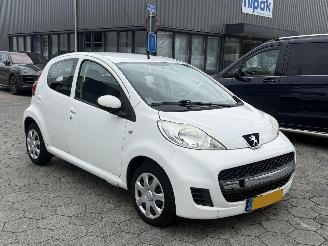 Peugeot 107 1.0-12V Millesim 200 picture 3