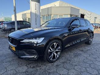 Vaurioauto  passenger cars Volvo V-60 2.0 B3 Essential Edition 2024/1