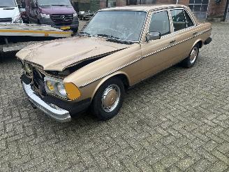 Mercedes 200-serie 240 D. AUTOMAAT AIRCO !! picture 2