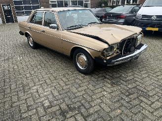 Coche accidentado Mercedes 200-serie 240 D. AUTOMAAT AIRCO !! 1982/1