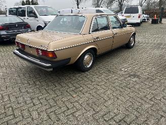 Mercedes 200-serie 240 D. AUTOMAAT AIRCO !! picture 4