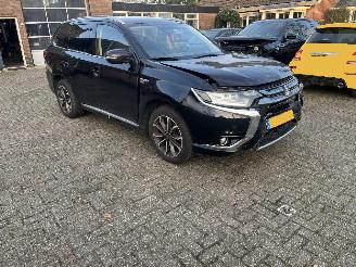 skadebil auto Mitsubishi Outlander 2.0 PHEV Business Edition AUTOMAAT 4x4 2015/11