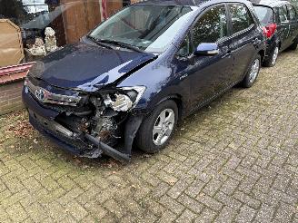 damaged passenger cars Toyota Auris automaat 8 Full Hybrid Aspiration 2011/6
