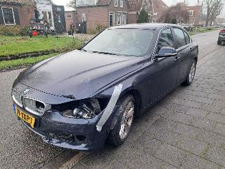 krockskadad bil auto BMW 3-serie 320i high executive automaat 2012/5