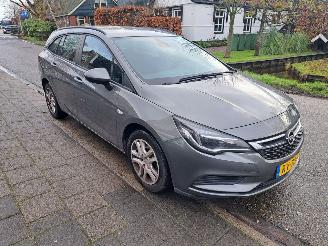 uszkodzony samochody osobowe Opel Astra SPORTS TOURER 1.0i online edition 2018/1