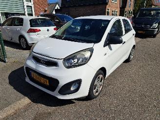 Damaged car Kia Picanto 1.0i 2013/6