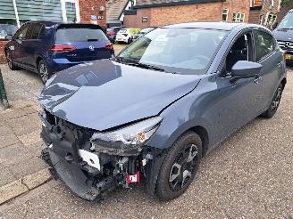 uszkodzony samochody osobowe Mazda 2 1.5i cent line 2023/7